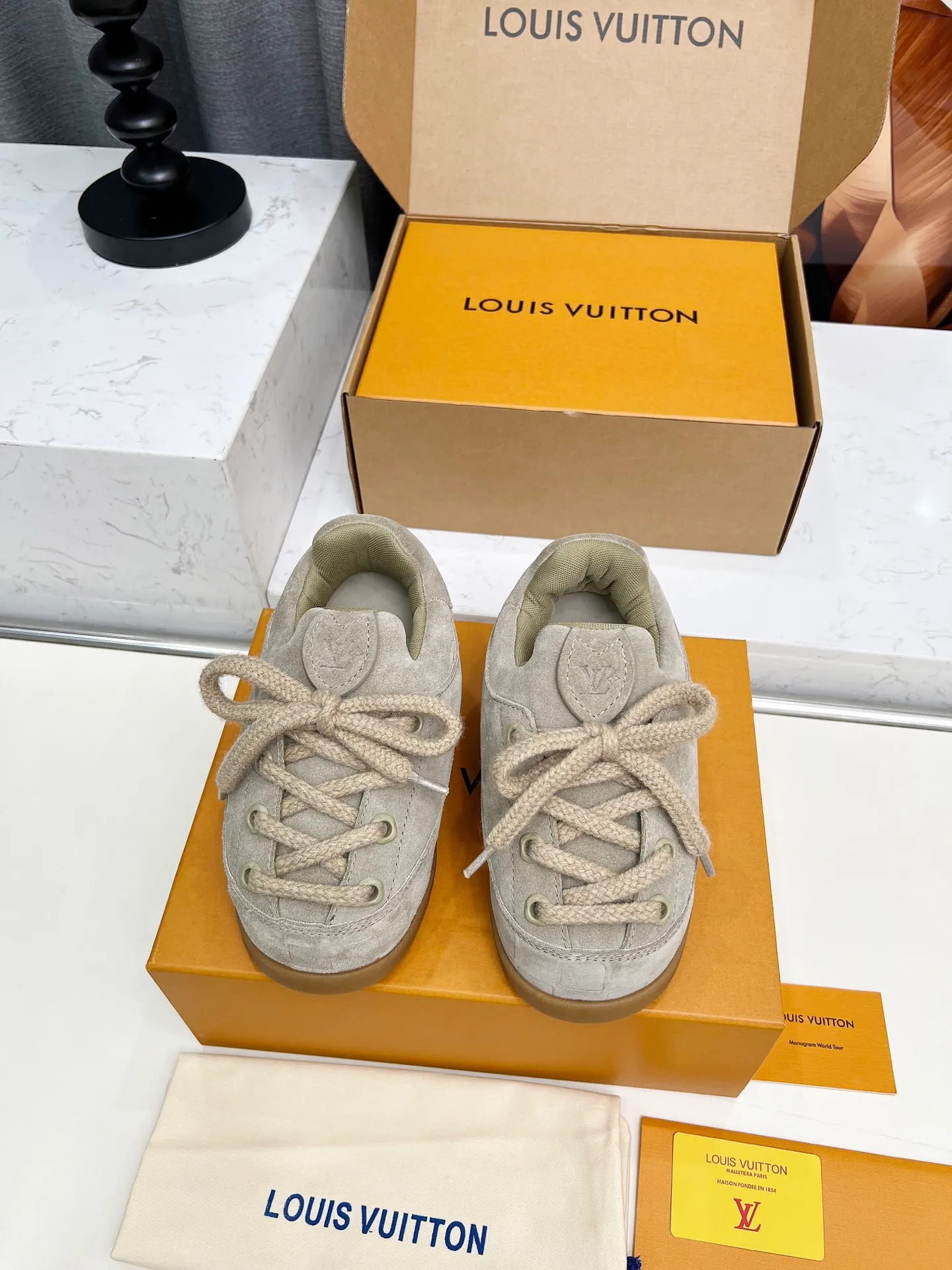 [L Family] P: 740💰 Couple model, size: women 35-41 (customized at 41 for women), 39-46 for men (customized at 45.46) The 2025 iteration of this Time Out sneaker, couple model, LV co-branded nigo, donkey brand, Louis Vuitton, ugly, cute😍Many Internet celebrities have shown off their feet, a classic and versatile item. Fabric: Imported high mercerized cow suede. Lining: high-grade elastic mesh, outsole: original molded outsole, palm print rubber outsole with hidden L letter and Monongram flower.